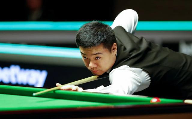 卡拉格：你问我菲利克斯踢什么位置？我请问他要在哪换衣服呢